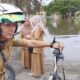 Sejumlah Pegawai Negeri Sipil (PNS) di lingkungan Setdakab Pidie tidak bisa masuk kantor, karena akses jalan menuju sejumlah kantor tergenang banjir setinggi paha orang dewasa, Senin (30/1). Waspada/Muhammad Riza