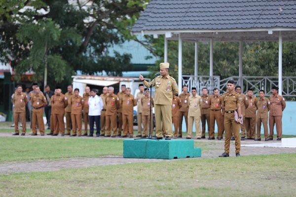 Pj. Wali Kota Lhokseumawe Dr. Drs Imran M.Si, MA.Cd bertindak sebagai inspektur upacara yang berlangsung di lapangan Hirak Kec. Banda Sakti setempat, Senin (30/1). Waspada/Zainuddin Abdullah