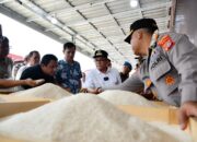 Pj Wali Kota Banda Aceh, Bakri Siddiq, berdialog dengan seorang pedagang saat melakukan sidak ke pasar Al Mahirah, Landingin, Minggu (29/1), untuk mengetahui langsung harga dan stok kebutuhan pokok. (Waspada/Zafrullah)