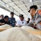 Pj Wali Kota Banda Aceh, Bakri Siddiq, berdialog dengan seorang pedagang saat melakukan sidak ke pasar Al Mahirah, Landingin, Minggu (29/1), untuk mengetahui langsung harga dan stok kebutuhan pokok. (Waspada/Zafrullah)