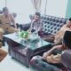 Pemdes Keude Linteung saat mendatangi kantor camat untuk mengadukan hasil aset dari PT WMM, Senin (30/1).(Waspada/Muji Burrahman)