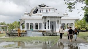 Beginilah kondisi kubah masjid Baitan Nur, Bintang Hu, Kecamatan Bate, Kabupaten Pidie setelah diterjang angin kencang dan hujan lebat, Minggu (29/1) malam. Waspada/Muhammad Riza