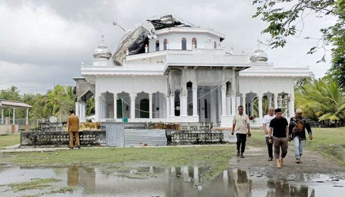 Kubah Masjid Di Pidie Roboh Diterjang Angin Dan Hujan Deras