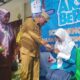 Pj Bupati Abdya Darmansah, saat memberikan TTD kepada siswi di MTsN 2 Abdya, wilayah Kecamatan Manggeng. Senin (30/1). Waspada/Syafrizal