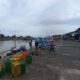 SUASANA PPN IDI: Beberapa nelayan melihat suasana tempat pelelangan ikan di Komplek PPN Idi, Aceh Timur, sepi dari aktivitas nelayan. Foto diambil baru-baru ini. Waspada/M Ishak