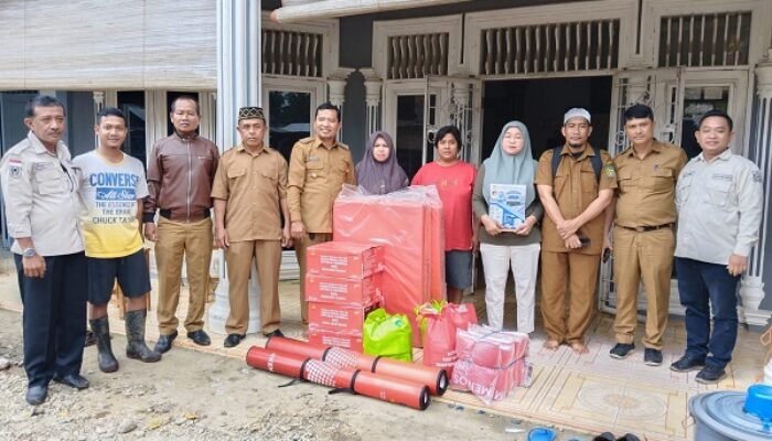 Camat Bersama Kadisdukcatpil Salurkan Bantuan Korban Kebakaran Di Besitang