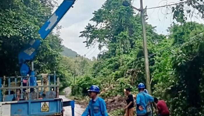 PLN Perbaiki Jaringan Listrik Kawasan Iboih Akibat Bencana Longsor