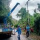 Tampak dalam gambar tenaga teknisi PLN sedang membetulkan jaringan listrik yang terputus akibat tanah longsor dan pihon tumbang senin (23/01/23) malam di jalan tanjakan ujung murung menuju kawasan wisata Iboih Sabang. (Waspada/T. Zakaria)