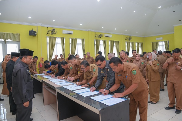 Pimpinan OPD Di Lingkungan Pemko Padang Sidempuan tandatangani perjanjian kinerja di hadapan Wali Kota Padang Sidempuan Irsan Efendi Nasution, Senin, (30/1). Waspada/Ist.