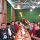 Silahturahmi awal tahun Jurnalis Toba bersama tim Media Relation PT. Toba Pulp Lestari Tbk (TPL) bahas pemanfaatan daun eucaliyptus menjadi minyak atsiri, Sabtu (28/01). Waspada/Ist