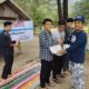 Sekretaris DDA Zulfikar, SE MSi menyerahkan medali dan piagam kepada pemenang kegiatan ADI Fair 2023 di Pantai Penyu 2, Lhok Nga, Aceh Besar, Selasa (31/01/23). (Waspada/T.Nansursyah(