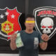 JPD tersangka operator judi tembak ikang dengan menunjukkan uang tunai hasil judi, dan chip yang diamankan Sat Reskrim Polres Asahan. Waspada/Ist