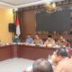 Wali Kota Padang Sidempuan Irsan Efendi Nasution, (tengah depan) memberikan sambutan dalam entry meeting dengan tim BPK Perwakilan Sumut yang akan memeriksa LKPD Padang Sidempuan Tahun 2022, Selasa (31/1). Waspada/ist.