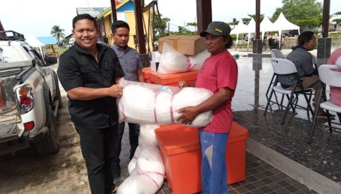 OK Faizal Serahkan Bantuan Gubsu Ke Nelayan Dan UMKM