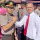 Kasat Res Narkoba Polres Pidie AKP Rahmad melakukan salam komando dengan KBO Sat Res Narkoba, Iptu P. Naibaho usai upacara kenaikan pangkat di lapangan Apel Mapolres Pidie, Rabu (4/1) Waspada/Muhammad Riza