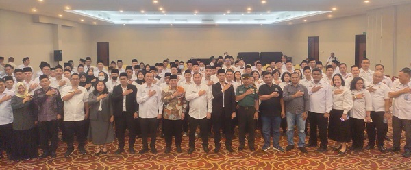 Sekdakab Deliserdang H.Timur Tumanggor, Ketua KPU Deliserdang, Syahrial Effendi dan lainnya berfoto bersama usai pelantikan PPK Deliserdang. (Waspada/Edward Limbong).