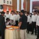 Anggota PPK Aceh Tamiang saat dilantik dan menandatangani berita acara pelantikan yang dilaksanakan KIP Aceh Tamiang pada Rabu (4/1) di aula SKB Karang Baru. Waspada/Yusr