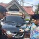 Pj Bupati, Drs. Syakir M.Si, memeriksa mobil dinas operasional Pemkab Aceh Tenggara yang dipercayakan pada OPD, Kamis (5/1) di Halaman Kantor Bupati. Waspada/Ali Amran