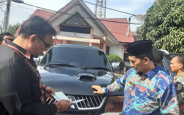 Pj Bupati, Drs. Syakir M.Si, memeriksa mobil dinas operasional Pemkab Aceh Tenggara yang dipercayakan pada OPD, Kamis (5/1) di Halaman Kantor Bupati. Waspada/Ali Amran