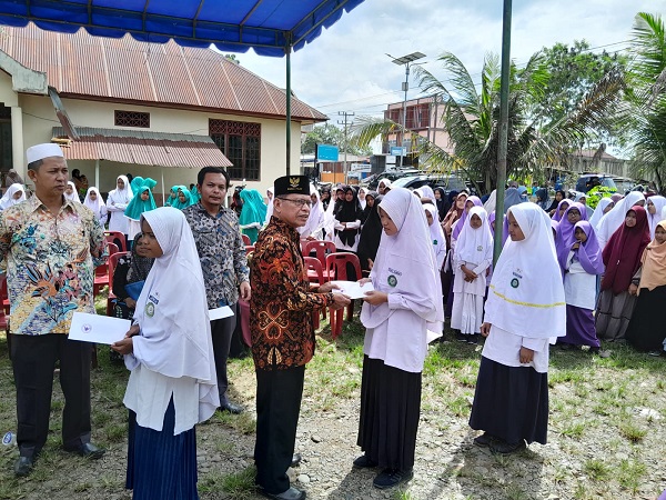 Pengurus BAZNAS Kabupaten Padanglawas, H. Paraduan Tanjung didampingi Mardan Siregar, SH, Ahmad Zaki Daulay, S.Pd, H. Pangihutan Hasibuan, S.Pd, dan Drs. H. Abdul Haris saat ditemua Waspada di Sekretariat BAZNAS Palas sewaktu penyaluran bantuan kepada ssiswa/i kurang mampu. (Waspada/Idaham Butar Butar)