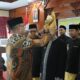 Pj Wali Kota Lhokseumawe Dr. Drs. Imran, M.Si, MA.Cd ketika melakukan pengukuhan ketua dan pengurus baru Majelis Adat Aceh (MAA) berlangsung dilantai tiga Kantor Walikota setempat, Kamis (5/1). Waspada/Zainuddin. Abdullah