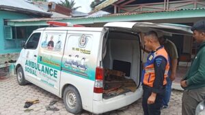 Ambulan sosial masyarakat yang digunakan untuk mengangkut besi rel KA curian yang diamankan Polsuska. Waspada/Bustami Chie Pit