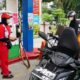PENGISIAN BBM: Petugas melayani konsumen di salah satu SPBU di Aceh, Kamis (5/1). Waspada/Ist.