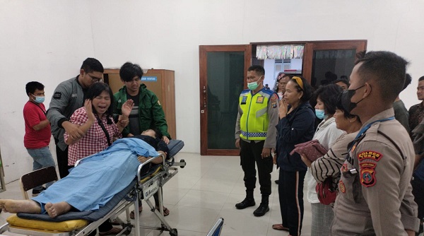 Ibu korban histeris saat melihat tubuh putrinya Jessika terbujur kaku di RSUD HKBP Balige akibat tenggelam di Danau Toba, Kamis (5/1). Waspada/Ist