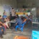 Curhat Jumat Kapolsek bersama masyarakat di Warkop Desa Meunasah Teugoh Kecamatan Beutong Kabupaten Nagan Raya, Jumat (6/1).(Waspada/Muji Burrahman)