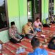 PERSONIL Polres Humbahas saat melaksanakan Jumat Curhat di teras Mesjid Raya Dolok Sanggul. Foto : Waspada/Ist