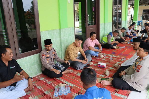 PERSONIL Polres Humbahas saat melaksanakan Jumat Curhat di teras Mesjid Raya Dolok Sanggul. Foto : Waspada/Ist