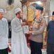 Kapolres Asahan AKBP Roman Smaradhana Elhaj memberikan bantuan kepada pengurus BKM Masjid Syuhada, Desa Sipaku, Kec Simpang Empat, Kab Asahan, Jumat (6/1). Waspada/Bustami Chie Pit