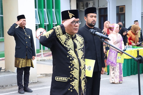 Rektor IAIN Langsa, Dr. H. Basri, MA bertindak sebagai pembina upacara peringatan Hari Amal Bakti (HAB) ke-77 Kementerian Agama (Kemenag) 5ahun 2023 di halaman biro kampus setempat, Selasa (3/1). Waspada/dede
