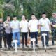 Peletakan batu pertama pembangunan mushola Siti Amin di Aek Loba, Asahan, Minggu (8/1), oleh Wabup Asahan Taufik Zainal Abidin didampingi Kapolres AKBP Roman Smaradhana Elhaj dan pejabat lainnya. Waspada/Nurkarim Nehe