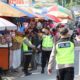 Kapolres Simalungun, AKBP Ronald FC Sipayung, berbaur dengan personel Polisi lainnya terlihat melakukan penjagaan di kota wisata Parapat, Minggu (8/1).(Waspada/Ist).