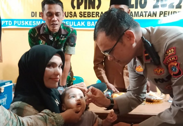 TETESAN POLIO: Polisi ikut memberikan tetasan manis terhadap anak agar bebas dari ancaman polio di salah satu Sekolah Dasar (SD) di Peureulak Barat, Aceh Timur. Foto diambil baru-baru ini. Waspada/M Ishak