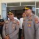 KAPOLRES Subulussalam AKBP Muhammad Yanis, SIK, MH (kiri) dan penggantinya AKBP Yhogi Hadi Setiawan, SIK, MIK diwawancarai wartawan. (Waspada/Khairul Boangmanalu