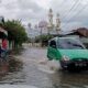JALAN Sigli-Kembang Tanjong, tepatnya di depan mesjid Gampong Blang Paseh, Kota Sigli terendam bajir sekira setinggi 50 cm. Sabtu (21/1). Waspada/Muhammad Riza