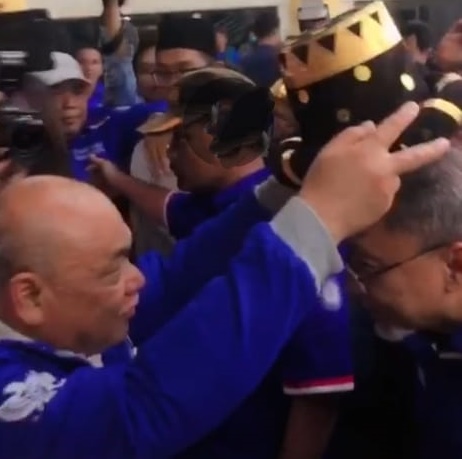 ANGGOTA DPRD Sumut Yahdi Khoir Harahap MBA (kiri) memakaikan tanda kehormatan berupa bulang, topi khas etnis mandailing kepada Ketua Umum PAN Zulkifli Hasan. Waspada/Ist