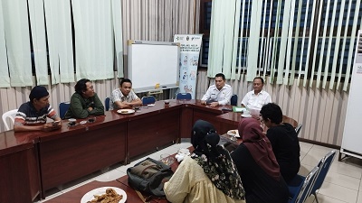 Kepala Dinas Kesehatan Sumut dr Alwi Mujahit Hasibuan MKes didampingi Sekretaris Dinas Kesehatan Sumut Teguh Supriyadi saat berdiskusi dengan Forwakes Sumut di Kantor Dinas Kesehatan Sumut, Rabu (11/1) sore. Waspada/Ist