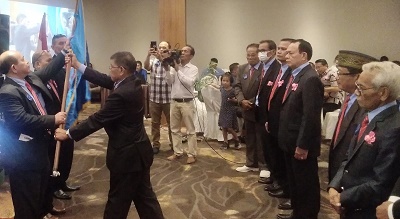 St Ir Leonardo Dongoran MH (kiri) menerima pataka dari penasihat PPSD diwakili Letkol Inf Anggiat Siregar, usai dilantik di Medan, Sabtu (28/1). Waspada/Partono Budy