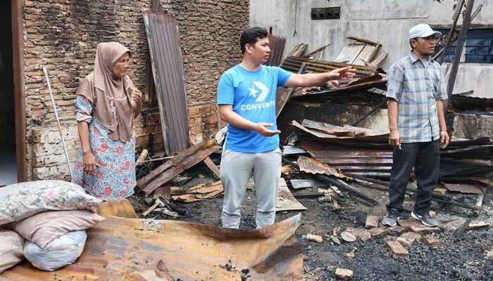 Lurah Teladan Barat Bantu Korban Kebakaran