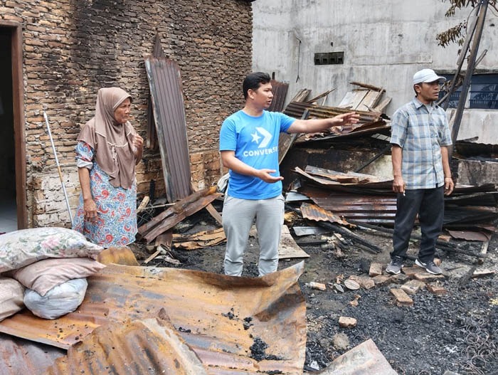 LURAH Teladan Barat, Juni Hardian (tengah) saat meninjau lokasi kebakaran rumah milik Ibu Etika (kiri) di Jl SM Raja Gang Perhubungan, Lingkungan XIII, Kel. Teladan Barat, Kec. Medan Kota, Minggu (8/1). Waspada/Ist