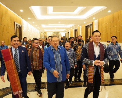 KETUA Majelis Tinggi Partai Demokrat Susilo Bambang Yudhoyono (SBY) (tengah), Ketua Umum Partai Demokrat Agus Harimurti Yudhoyono (AHY), Ketua Fraksi Partai Demokrat Edhie Baskoro Yudhoyono, dan Ketua Panitia Natal Nasional Partai Demokrat Drs Hendrik H Sitompul MM (kiri) menghadiri perayaan Natal Nasional Partai Demokrat (PD) dihadiri ribuan undangan/kader Partai Demokrat, yang digelar di Ball Room Hotel Sultan Jakarta, Minggu (8/1/2023) malam. Waspada/Ist