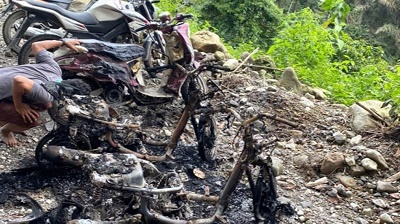 Empat unit sepeda motor milik pengunjung objek wisata alam Tanduk Benua, Kecamatan Kutalimbaru Kabupaten Deliserdang tinggal rangka setelah dibakar OTK. Waspada/Ist