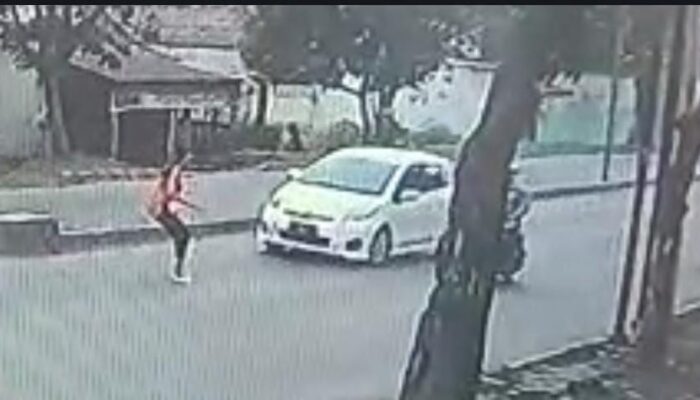 Tabrak Wanita Pejalan Kaki, Pengendara Mobil Kabur Dan Terekam CCTV