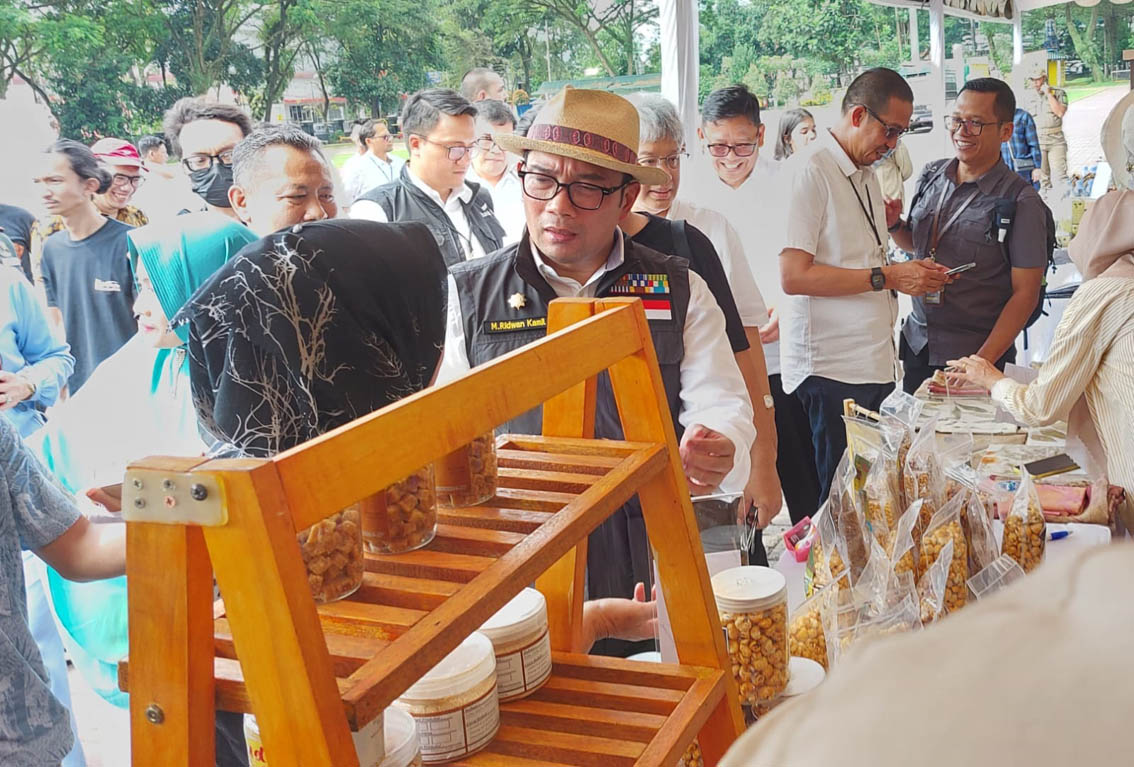 Gubernur Jawa Barat, Ridwan Kamil saat berada di salah satu booth UMKM pada gelaran acara di Medan, Rabu (1/2/2023).