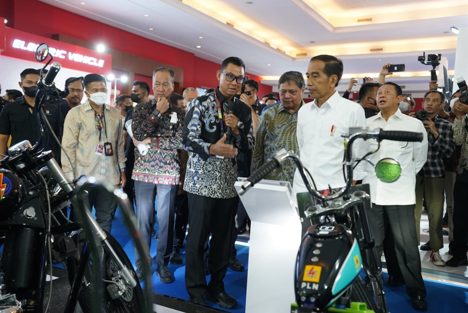 Presiden RI Joko Widodo saat membuka pameran otomotif tahunan The 30th Indonesia International Motor Show (IIMS) 2023 mengimbau seluruh stakeholder industri otomotif di Indonesia mulai melihat tren kendaraan listrik ini dan secara bertahap juga ikut mengembangkan kendaraan listrik.