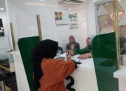 Pegawai Pegadaian sedang memberikan pelayanan kepada salah seorang nasabah. Pada tahun 2022, PT Pegadaian membukukan laba bersih yang menggembirakan dengan mencetak profit sebesar Rp3,29 triliun. Pencapaian ini tumbuh 36,17% dibandingkan tahun 2021 sebesar Rp2,42 triliun.