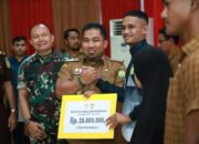Pj Bupati Aceh Besar Serahkan Bonus Atlet Pora Rp3,6 Miliar